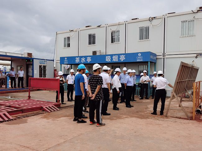 孙大光在听取项目情况汇报。祁建强 摄（建图）.jpg