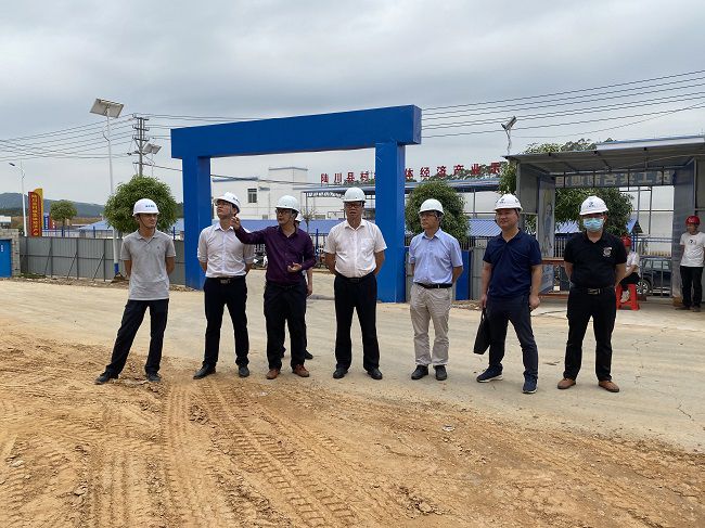 蔡桂全（右四）在项目查抄。廖益通 摄（建图）.jpg