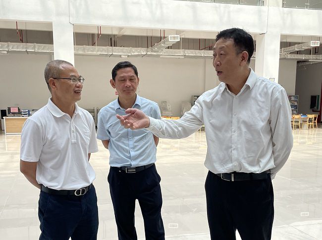 谢瑾瑜（右一）查抄现。ńㄍ迹.jpg