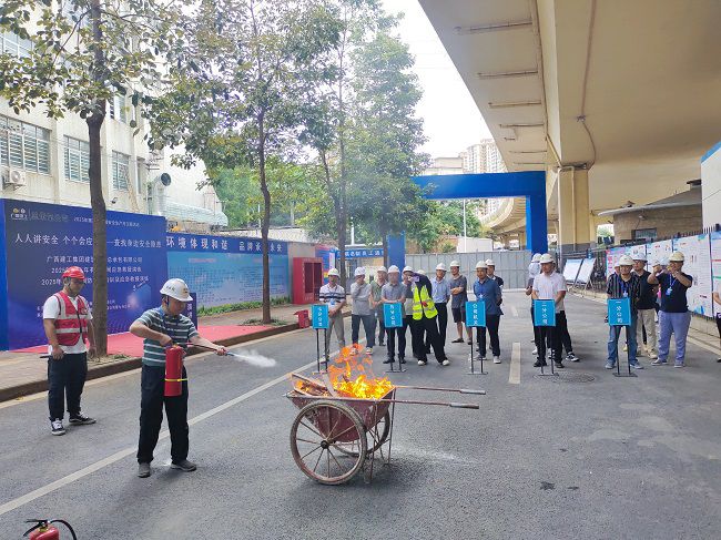 梅锦辉示芳火器操作；票ι 摄（建图）.jpg