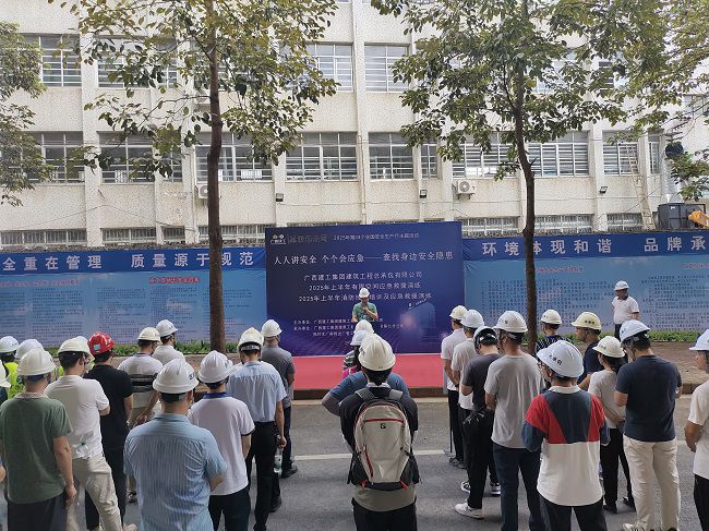 莫志元做演练带头和颁发演练起头；票ι 摄（建图）.jpg