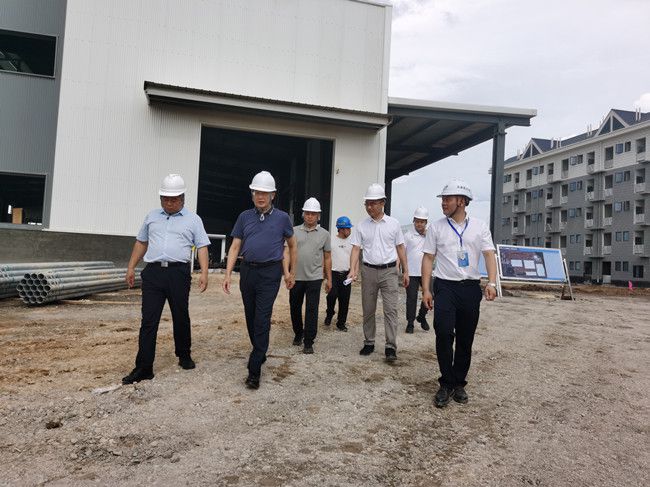 何朝建在项目现场；蒲茉笊悖ńㄍ迹.jpg
