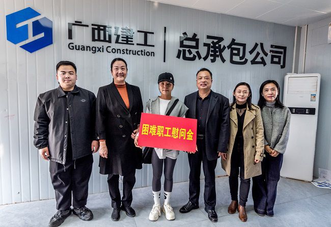 慰问难题职工蓝丽丽。郭奎君摄（建图0）.jpg